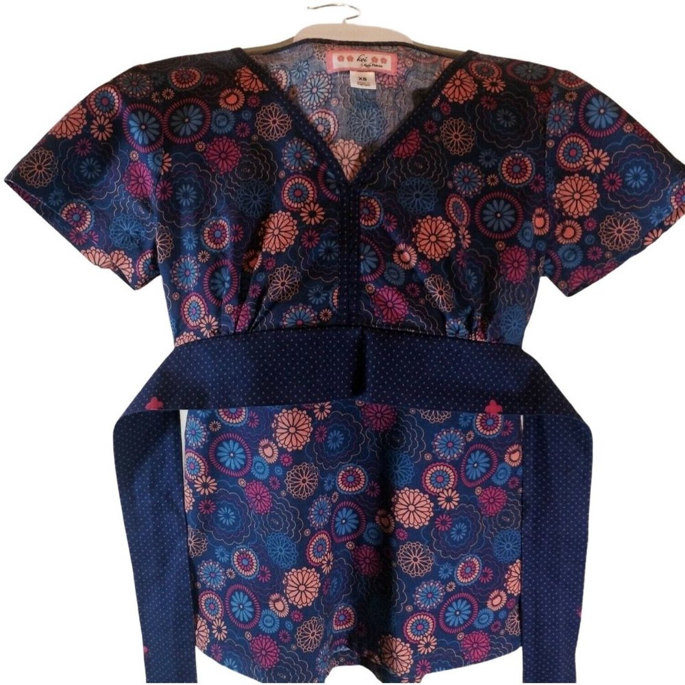 Koi Kathy Peterson Scrub XS Blue Fushia Flowers Polka Dot Waist tie V Neck SV
